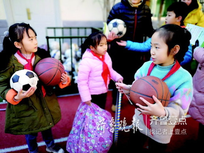 济南一小学图书体育器材实验器材 寒假学生能借回家