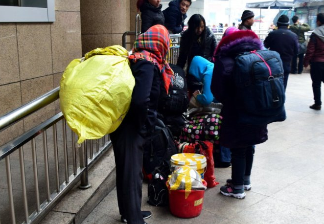 春运回家过年,农民工3大标配:蛇皮袋、塑胶桶,还有一个是啥?