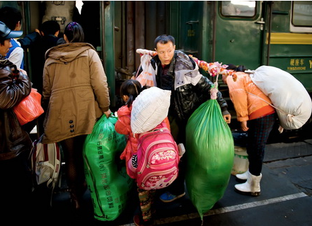 春运回家过年,农民工3大标配:蛇皮袋、塑胶桶,还有一个是啥?