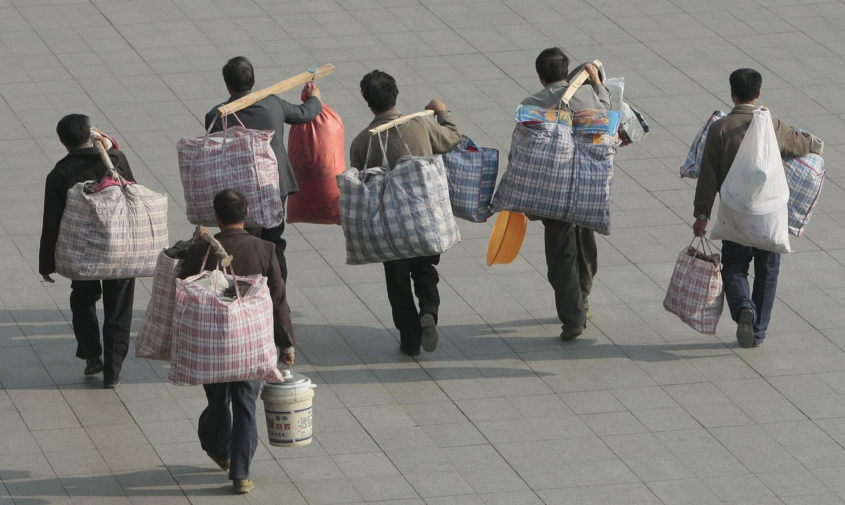 春运回家过年,农民工3大标配:蛇皮袋、塑胶桶,还有一个是啥?