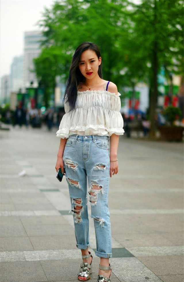 街拍：淡紫色的花纹典雅又清新，面料轻飘飘的，被风一吹，美极了