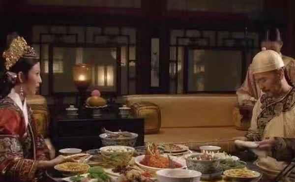 影视剧里的那些雷人道具,食物是塑胶,瀑布是保鲜膜