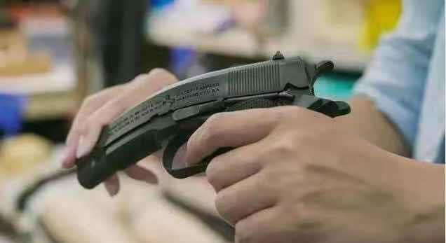 影视剧里的那些雷人道具,食物是塑胶,瀑布是保鲜膜