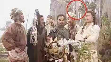 影视剧里的那些雷人道具,食物是塑胶,瀑布是保鲜膜