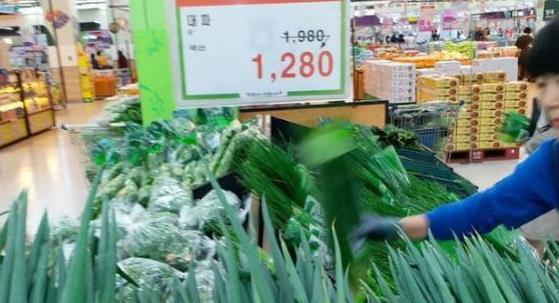 韩国超市卖的“奇葩包装”的蔬菜，大葱包的像花，看到鸡肉傻眼了