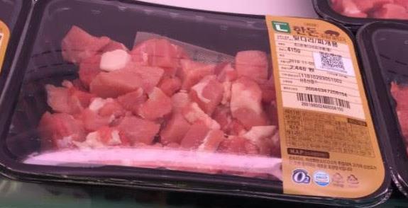 韩国超市卖的“奇葩包装”的蔬菜，大葱包的像花，看到鸡肉傻眼了