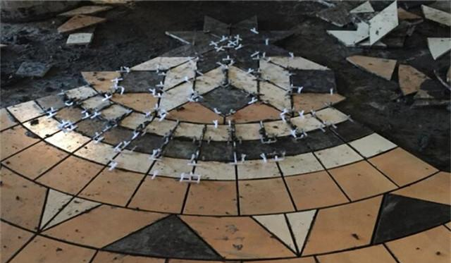 业主要求拼花用碎砖来做，然而师傅做到一半时，直接就走了