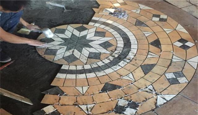 业主要求拼花用碎砖来做，然而师傅做到一半时，直接就走了