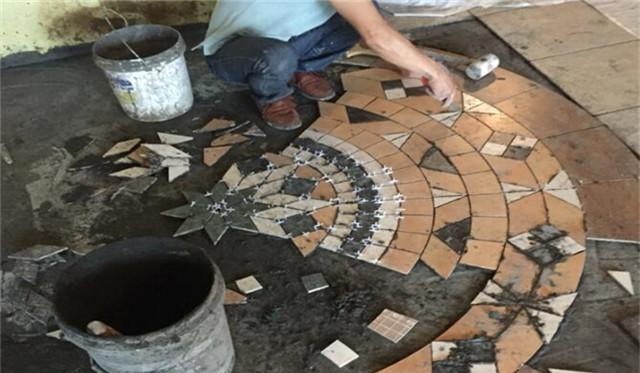 业主要求拼花用碎砖来做，然而师傅做到一半时，直接就走了