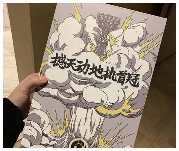 王思聪晒IG定制鞋，鞋子奇丑就盒子好看，网友却吐槽设计师太蠢
