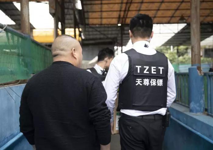 广东土豪花百万网购“锦鲤王”，全程保镖护驾，游客追随前往观赏