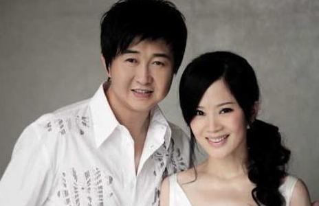 晒晒付笛生住的豪宅, 家里墙上就刷了大白墙, 墙上挂着超多艺术品