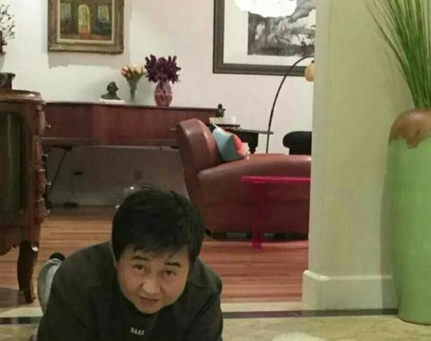 晒晒付笛生住的豪宅, 家里墙上就刷了大白墙, 墙上挂着超多艺术品