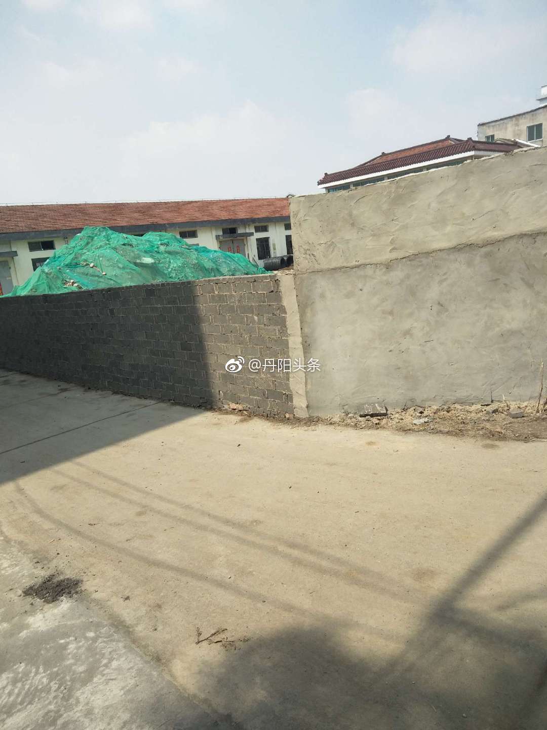 网友爆料：吕城镇玉鑫化工南围墙在村民不知情的情况下占用公用通道