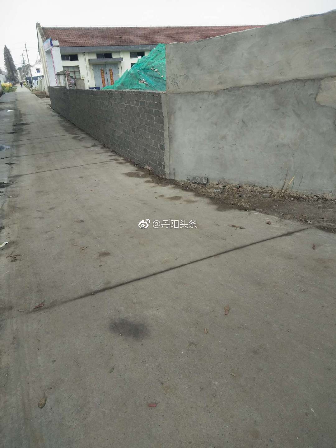 网友爆料：吕城镇玉鑫化工南围墙在村民不知情的情况下占用公用通道