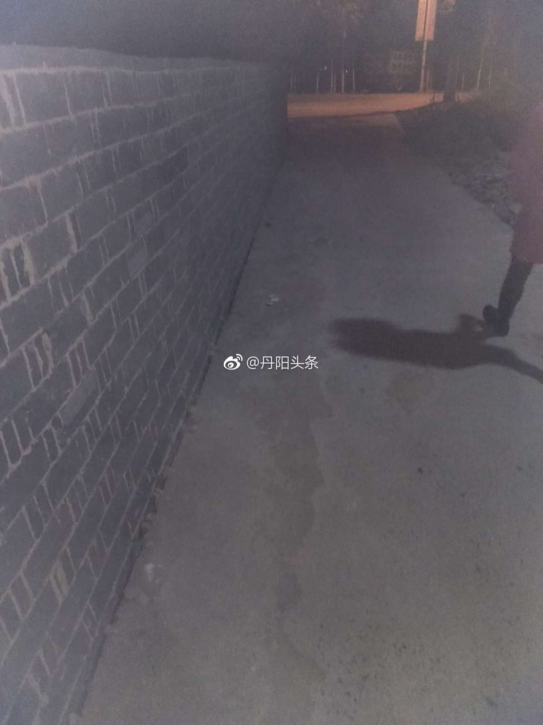 网友爆料：吕城镇玉鑫化工南围墙在村民不知情的情况下占用公用通道
