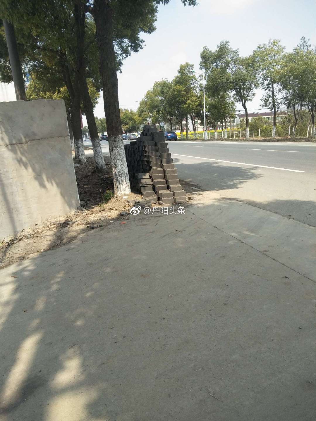 网友爆料：吕城镇玉鑫化工南围墙在村民不知情的情况下占用公用通道