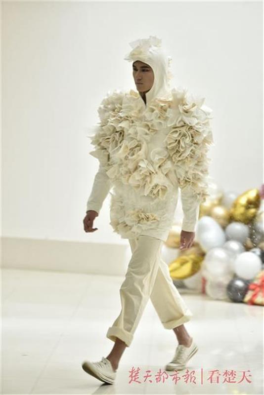 有一种白叫做五彩斑斓!服装专业学生只用白面料完成“大秀”