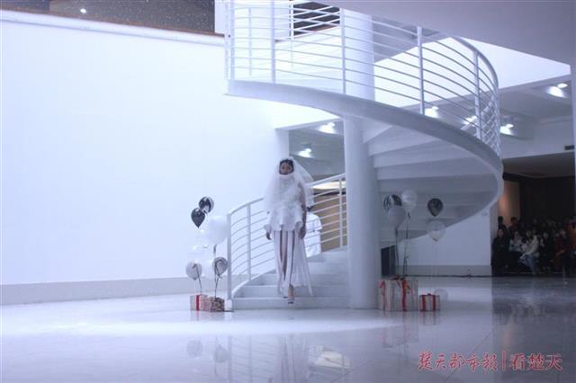 有一种白叫做五彩斑斓!服装专业学生只用白面料完成“大秀”