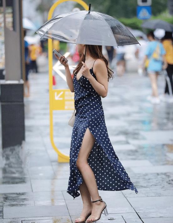 街拍：米黄色的设计非常具有质感，和她的气质非常相搭！