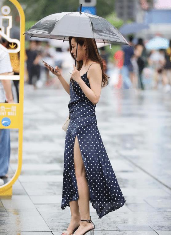 街拍：米黄色的设计非常具有质感，和她的气质非常相搭！