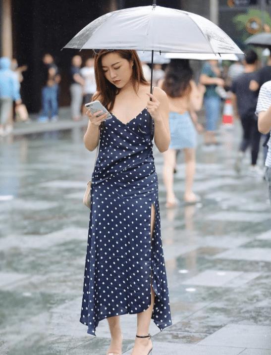 街拍：米黄色的设计非常具有质感，和她的气质非常相搭！