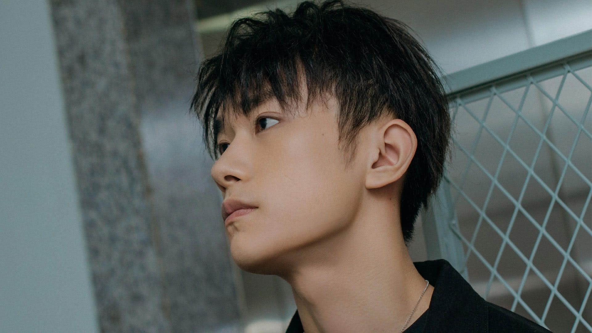 易烊千玺彰显男人本色，光影之间透露雕塑般的精致五官