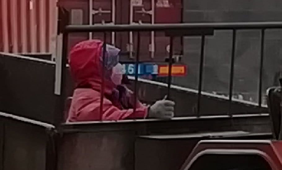 辽宁凌海：一女子手握栏杆坐在农用拖拉机车斗内