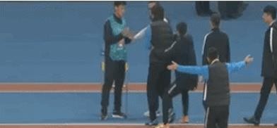 李铁打球童，上港毛巾闹剧后不思悔改再招黑，斤斤计较何时休？