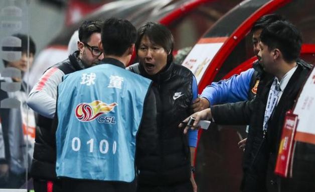 上港球童又抢戏，李铁理论被罚上看台，毛巾门重现