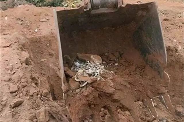 挖机小伙野外施工，无意中挖空一座坟头，犹豫之际却发生意外了