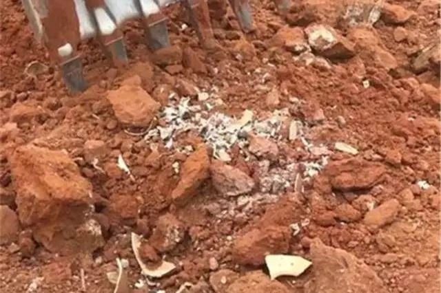 挖机小伙野外施工，无意中挖空一座坟头，犹豫之际却发生意外了