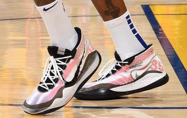 哈登上脚「钢铁侠」！NBA 季后赛球鞋上脚精选