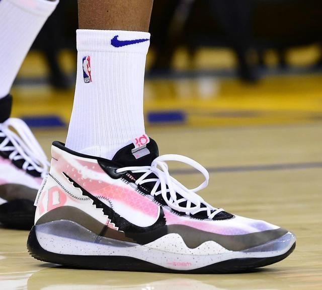 哈登上脚「钢铁侠」！NBA 季后赛球鞋上脚精选