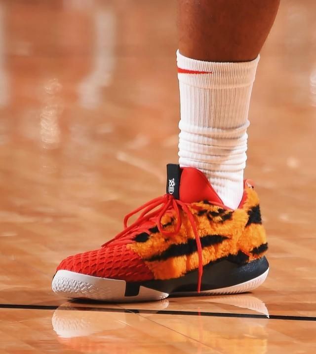 哈登上脚「钢铁侠」！NBA 季后赛球鞋上脚精选