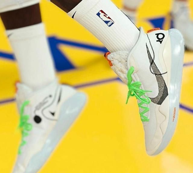 哈登上脚「钢铁侠」！NBA 季后赛球鞋上脚精选