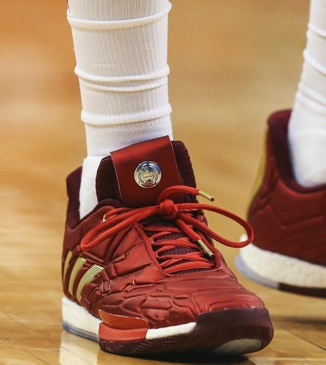 哈登上脚「钢铁侠」！NBA 季后赛球鞋上脚精选