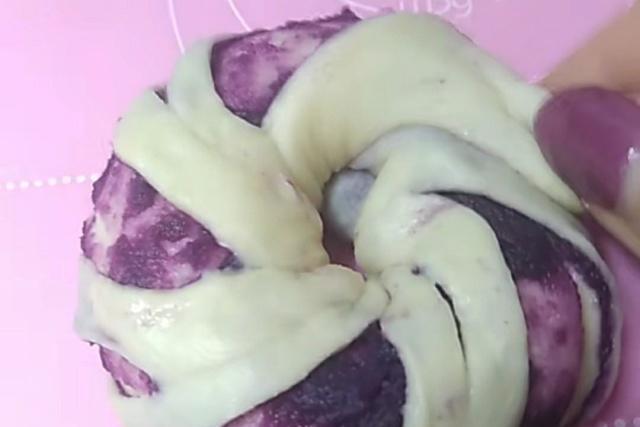 蓬松暄软的紫薯毛毛虫做法，学会这二招，轻松揉出手套膜