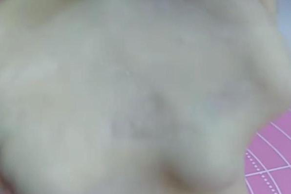 蓬松暄软的紫薯毛毛虫做法，学会这二招，轻松揉出手套膜