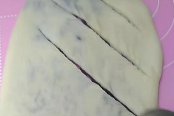 蓬松暄软的紫薯毛毛虫做法，学会这二招，轻松揉出手套膜