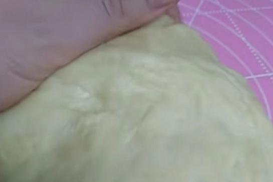 蓬松暄软的紫薯毛毛虫做法，学会这二招，轻松揉出手套膜