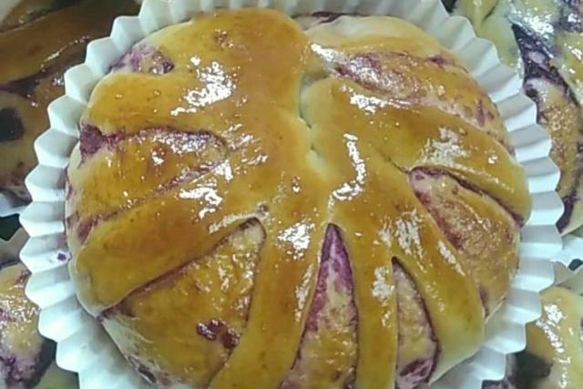 蓬松暄软的紫薯毛毛虫做法，学会这二招，轻松揉出手套膜