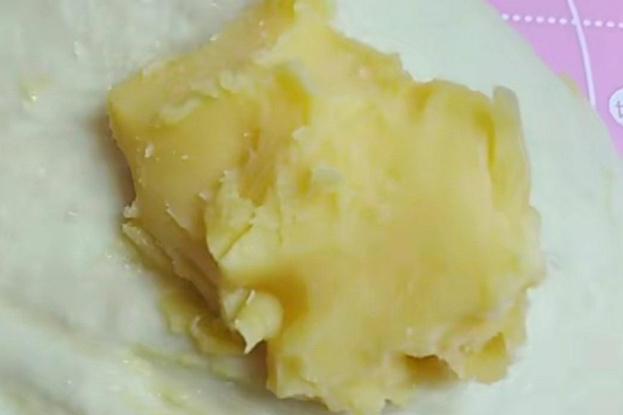 蓬松暄软的紫薯毛毛虫做法，学会这二招，轻松揉出手套膜