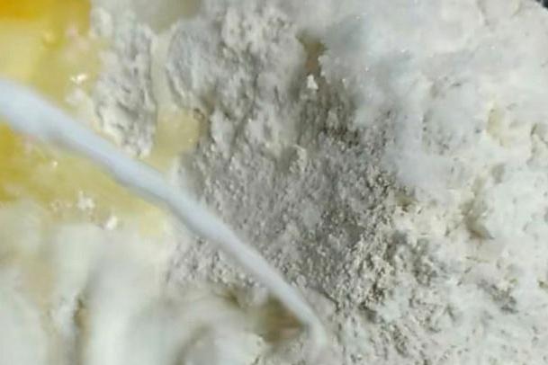 蓬松暄软的紫薯毛毛虫做法，学会这二招，轻松揉出手套膜