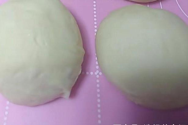 蓬松暄软的紫薯毛毛虫做法，学会这二招，轻松揉出手套膜