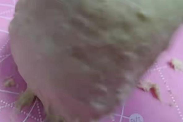 蓬松暄软的紫薯毛毛虫做法，学会这二招，轻松揉出手套膜