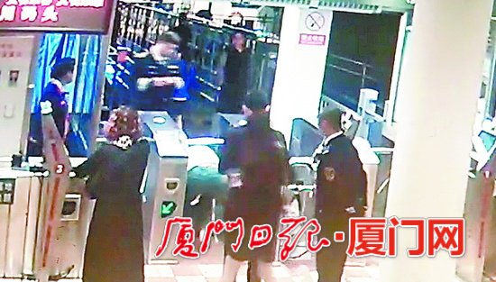 醉酒女子强闯鼓浪屿钢琴码头还打人 涉妨碍公务罪被刑拘