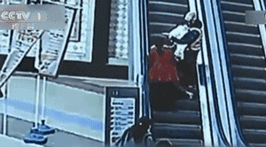 又一个孩子坠亡......千万别再这样带孩子坐电梯啦