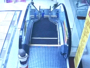 又一个孩子坠亡......千万别再这样带孩子坐电梯啦