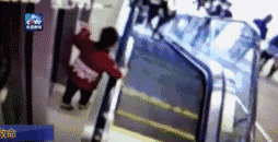 又一个孩子坠亡......千万别再这样带孩子坐电梯啦